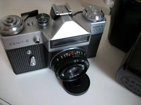 Фотоаппарат Зенит-Е [Москва-80, Олимпиадные кольца] коллекц-без потертостей краски [футляр] Цена-мин Ціна