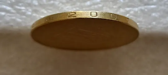 (6523) 1 гривня 2001 викрошка в букві "И" слова "ГРИВНЯ" на гурті (1 гривна 2001 брак викрошка) Недорого