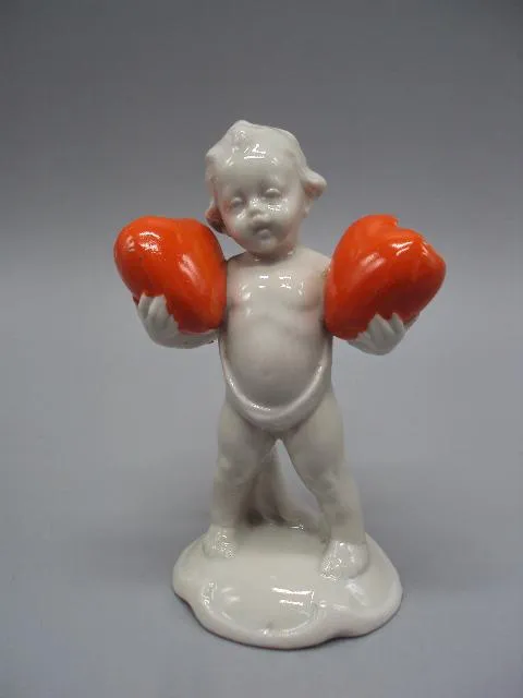 Фигура фарфор статуэтка Германия путти ребенок держит сердца мальчик с сердечками 12,7 см №13229 Ціна