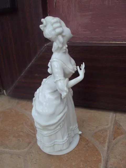 Фарфоровая фигура Валлендорф девушка дама в платье Валендорф 19 см (на пальцах склейка) №3211 Інтернет-аукціон