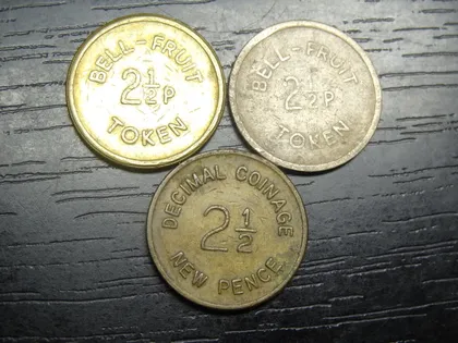 фото, Гральний жетон Bell-Fruit 2 1/2 пенса (три різновиди)