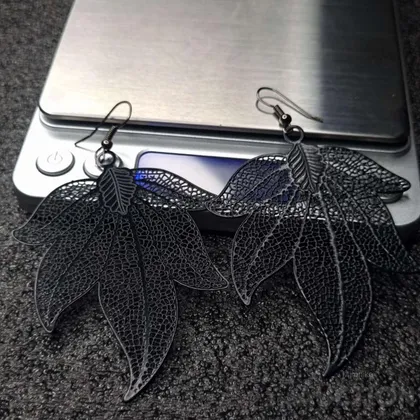 фото, Сережки чорні у вигляді перевернутого листя.