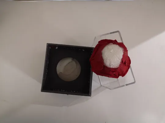 троянда з намистом в коробці +відкритка та подарунковий пакет (намисто зі золотистим завитком любові) (17) Продаж