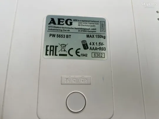 Смарт вага AEG PW5653BT. вага світиться включається.покоцані датчики і кнопка налаштування.по запчастинах З аукціону