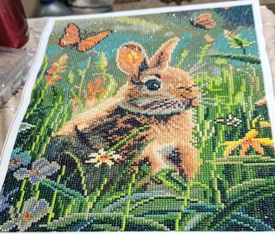 Зайчик на траві в квітах Ціна