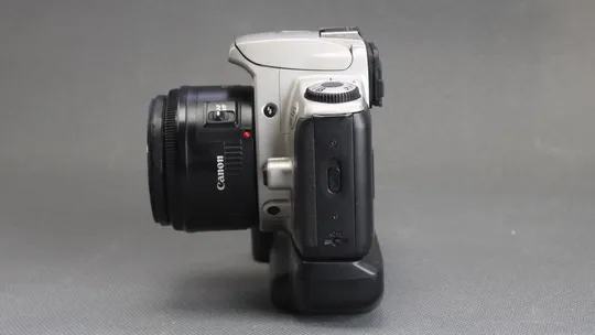 Фотоаппарат Canon EOS 300 + Батарейная ручка Canon BP-200 + объектив Canon EF 50mm/1.8 II Ф52мм Вживане Інтернет-аукціон