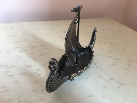 Макет старовинного вітрильного судна часів вікінгів "Драккар" З аукціону