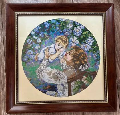 фото, Картина вишита хрестиком, нитками"Материнське щастя", оформлена в рамку з паспарту та склом, 46×46