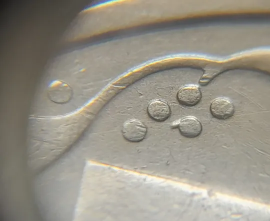 Купити (6394) 50 копійок 1992 1АВм гарна викрошка на ягоді у 8 гроні на реверсі + &quot;сніжок&quot; на аверсі (50 копеек 1992 1АВм брак)