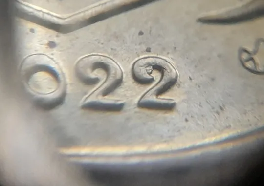 (6829) 10 копійок 2022 різновид викрошки у третій цифрі "2" слова "2022" на аверсі (10 копеек 2022 брак) Продаж