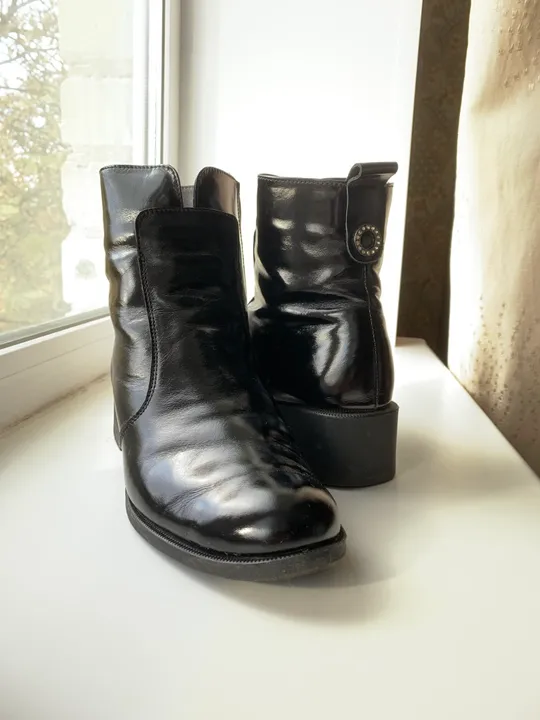 Чобітки шкіряні жіночі лакові Торговий майданчик