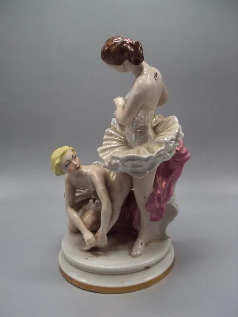 Фигура фарфор статуэтка Киев балет балерины завязывают пуанты высота 27,8 см №1292 З аукціону