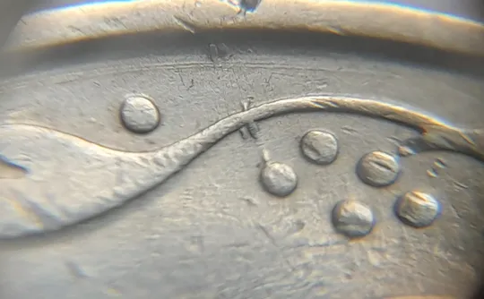 Купити (1327) 50 копійок 1992 1АВм викрошки у 1 та 2 гронах на реверсі + царапини штемпеля біля канту (50 копеек 1992 1АВм брак)