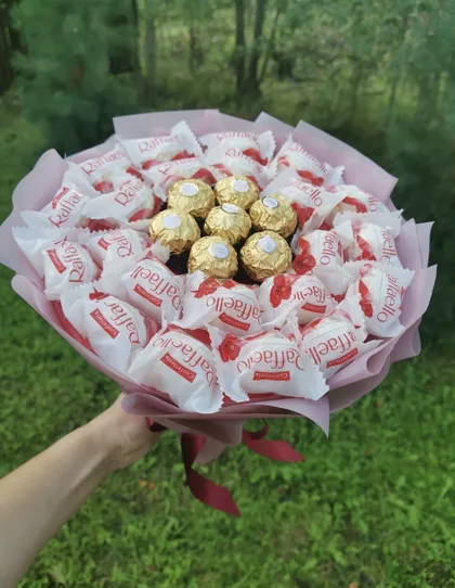 фото, Букет з цукерок Raffaello і Ferrero Rosher в руку стильний подарунок рожевий