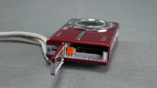 Цифровой фотоаппарат 10.0Mpix Kodak EasyShare MD1063 + x3.0 Optical Aspheric lens червоний Вживане Де купити