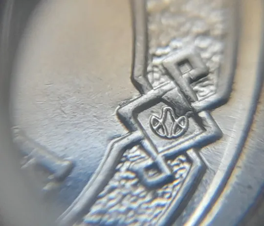 (8074 ря) 1 гривня 2023 гарна викрошка в знаку монетного двору, інші викрошки на аверсі (1 гривна 2023 брак) Ціна