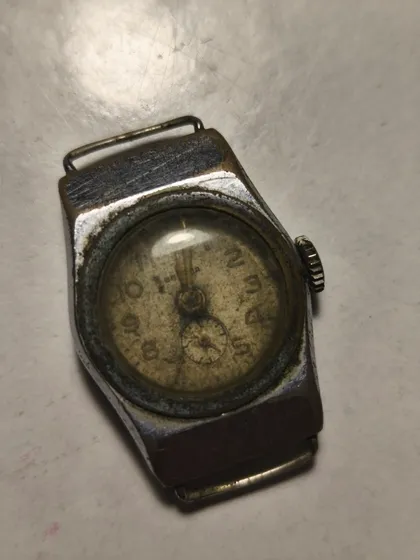фото, Радянський годинник, ймовірно марки Победа або Заря, з механічним підзаводом і секундною шкалою.