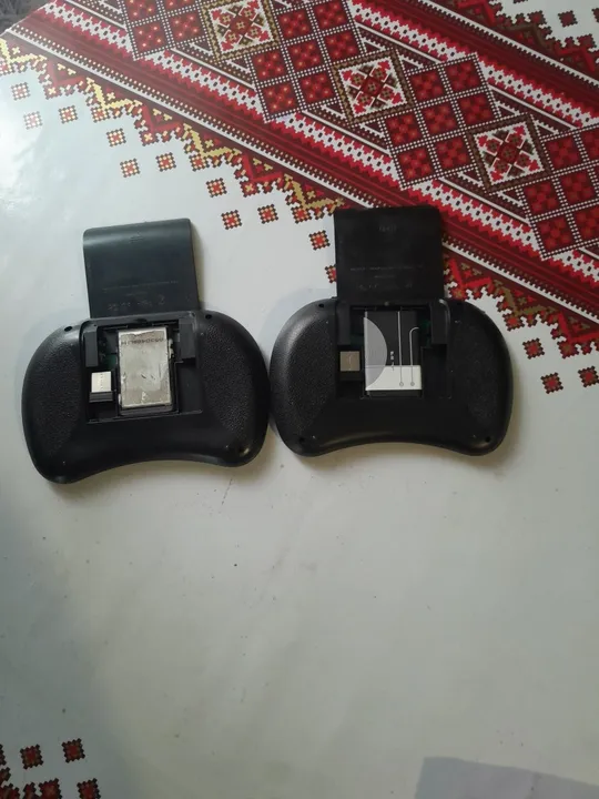 продам клавиатуру 2 штуки бездротова зарядки нету береходники есть бу Ціна