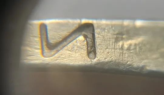 (6535) 1 гривня 2003 викрошка в букві "И" слова "ГРИВНЯ" на гурті (1 гривна 2003 брак викрошка) З аукціону