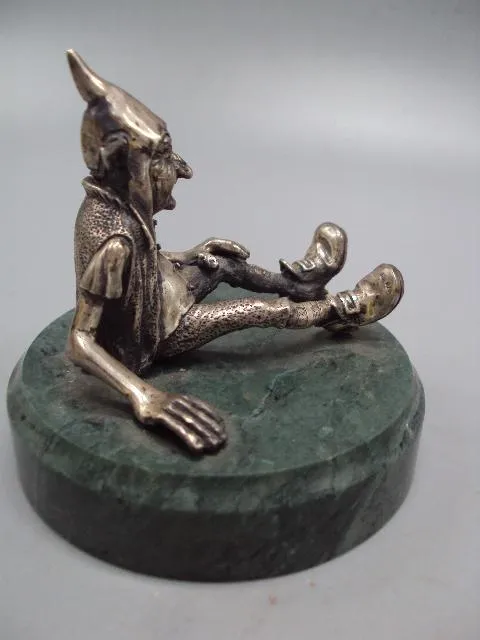 Фигура на подставке статуэтка гном сидит серебро 925 проба вес 486 г высота 7,8 см №14287 Де купити