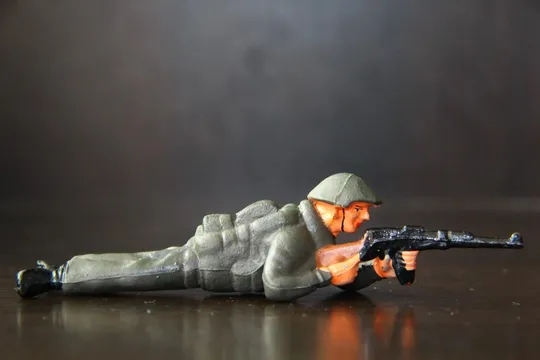 солдат ГДР с автоматом 70-75мм резина ЛЮКС Ціна