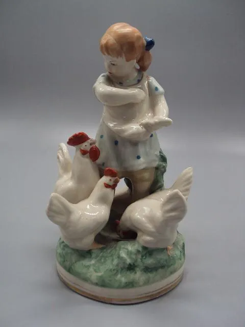 Фигура фарфор статуэтка Минск девочка кормит кур кормящая курей птиц высота 18,5 см №14455 Ціна