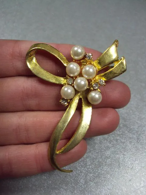 Бижутерия брошка с бусинами брошь бантик размер 5,5 х 4 см (мягкий металл, нет заколки) №13372 З аукціону