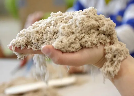 Набор кинетический песок 1 кг в надувной песочнице 44х60 см 6 пластиковых пасочек Зелено-бежевый Інтернет-аукціон