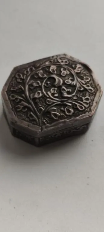 Серебряная коробочка табакерка 19 века с узорами 925 проба, Англия bn339 З аукціону