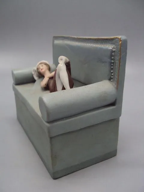 Чернильница фарфор Вера Холодная лежит на диване размер 11,3х13,9х6,8см под реставрацию №14016 Характеристики