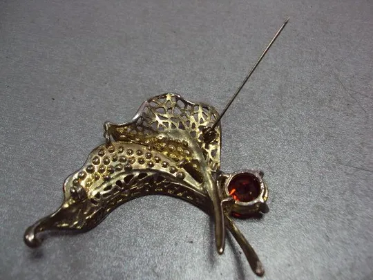 Бижутерия брошка листья брошь цветок с листочками с красными вставками размер 5,9х6,6 см №13469 Недорого