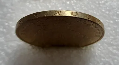 фото, (4358) 1 гривня 2005 викрошки у "2" слова "2005" та "Д" слова "ОДНА" на гурті (1 гривна 2005 брак)