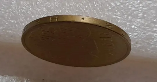 (3715) 1 гривня 2001 1АД3 брак "око змії" на гурті (1 тип), викрошка (1 гривна 2001) З аукціону