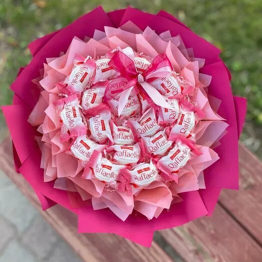 Букет з цукерок Raffaello в руку оригінальний подарунок, рожевий Ціна