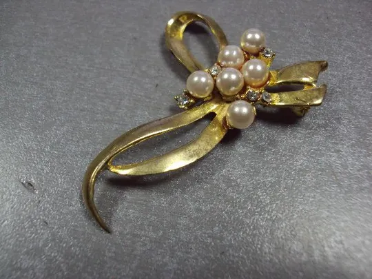 Бижутерия брошка с бусинами брошь бантик размер 5,5 х 4 см (мягкий металл, нет заколки) №13372 Де купити