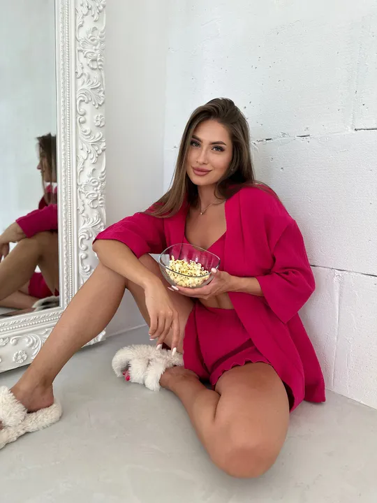 Комплект для дому і сну трійка з мусліну, халат кімоно, топ і шортики малиновий Недорого