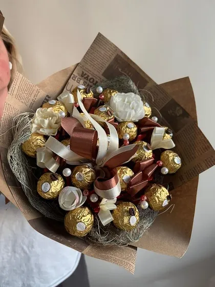 фото, Букет з цукерок Ферреро Роше (19 шт.) Ferrero в руку оригінальний подарунок коричневий