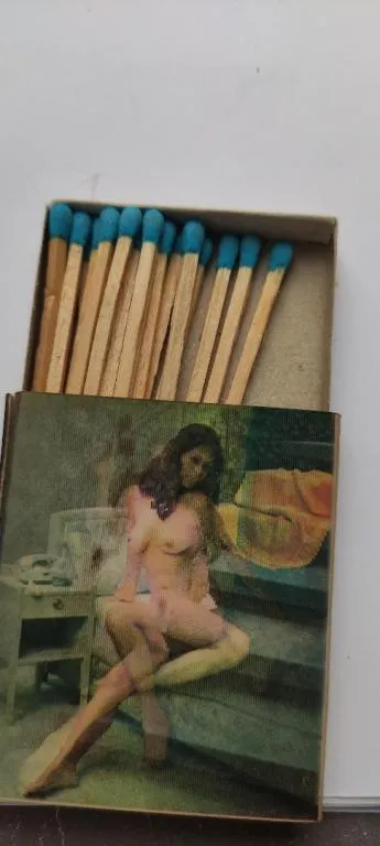 Винтажный спичечный коробок 1970 года со спичками. Женщины ню переливашки. Восточная Германия. pr543 Ціна