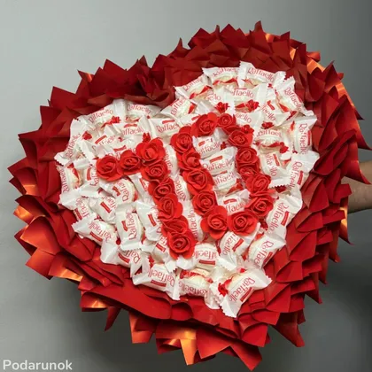 фото, Букет з цукерок Рафаелло Raffaello на ювілей 70 солодкий подарунок червоний