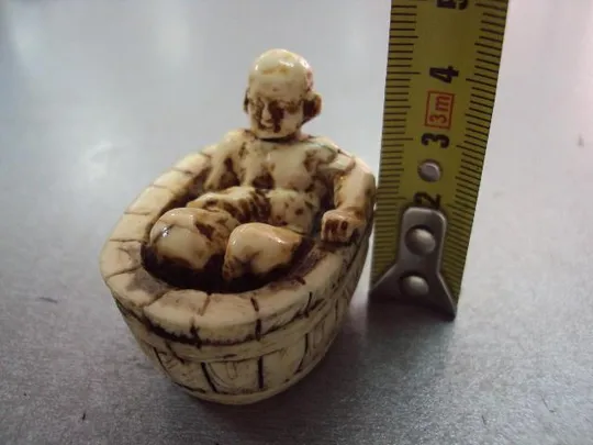 Фигура кость мамонта миниатюра Нэцкэ японец в бочке моется высота 4,3 см, длина 4,5 см №11430 Ціна