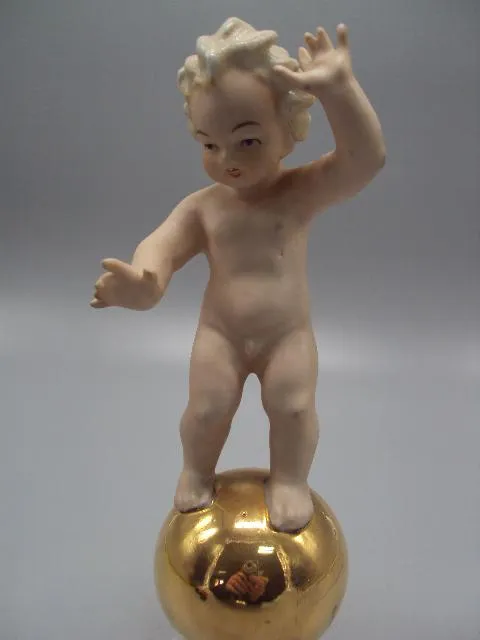 Фигура фарфор статуэтка Германия путти мальчик ребенок на золотом шаре высота 20,5 см №14342 Продаж