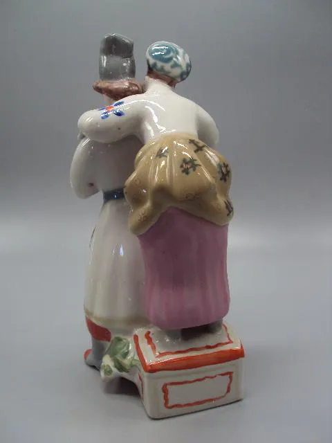 Фигура фарфор Полонное ЗХК баба на сундуке А мій милий чорнобривий пара двое на сундуке 23 см №10538 Де купити