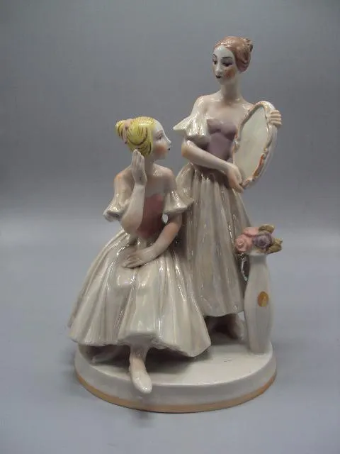 Фигура фарфор статуэтка Киев балерины с зеркалом балет девушки перед выступлением 28,8 см №14564 Ціна