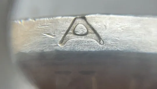 (6574) 1 гривня 2012 викрошка у букві "А" слова "ОДНА" на гурті (1 гривна 2012 брак) З аукціону