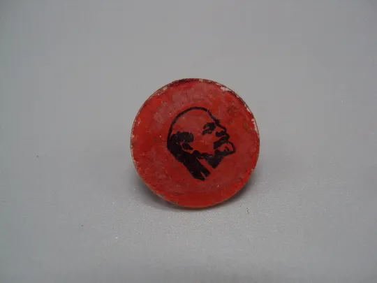 Знак Ленин портрет профиль круглый ссср красный фон стекло №17632 Ціна