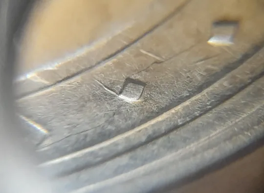 (6572) 1 гривня 2010 розколи на аверсі справа(1 гривна 2010 брак раскол ) З аукціону