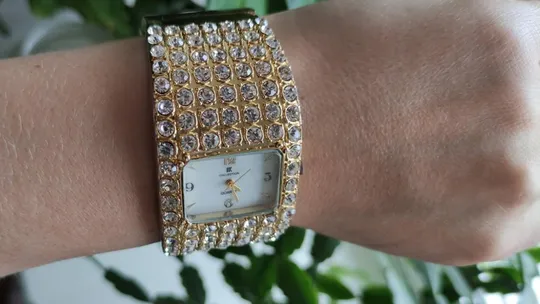 Красивый и редкий браслет с часами,часы работают, камни-стразы искрятся и играют vq378 Продаж