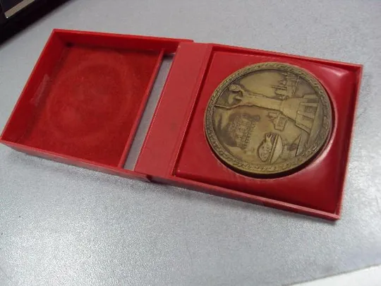 Купити медаль настольная 40 лет битвы за днепр и освобождения киева 1983 №10354