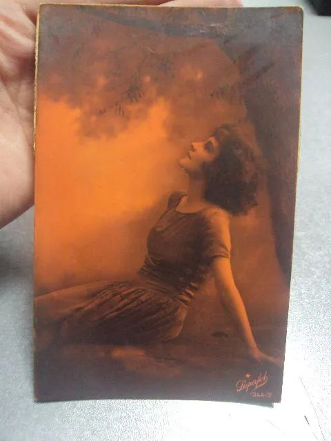 Купити открытка  девушка у дерева №1531