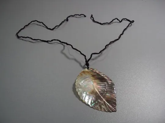 Бижутерия подвеска кулон лист листочек листик перламутр на шнурке длина 9 см №11253м Ціна